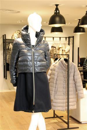 ダウンとウールをミックスさせたデザインも登場（１９万９５００円、ネイビーは松屋銀座限定色）