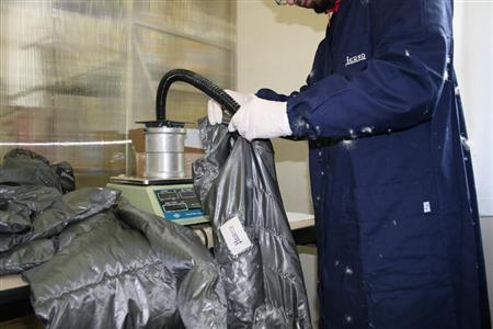 羽毛を直接注入する技術はヘルノならでは。繊細で緻密な作業が求められる