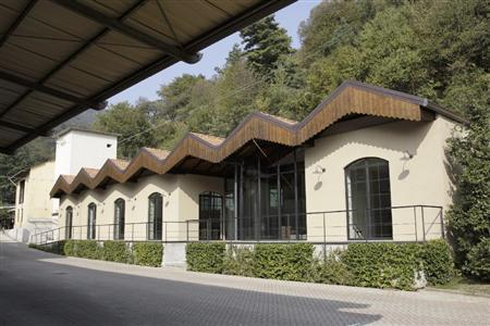 イタリア北部のマジョーレ湖のほとり、レーザー村にヘルノの工房やショールームがある