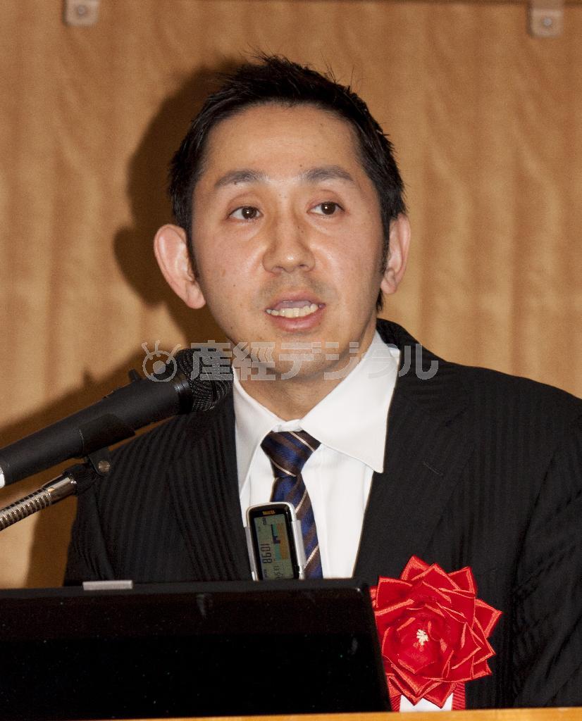 最優秀賞受賞の挨拶をする「タニタ」の谷田千里社長＝２０１３年１１月１１日、東京都千代田区の都市センターホテル（本間普喜撮影）