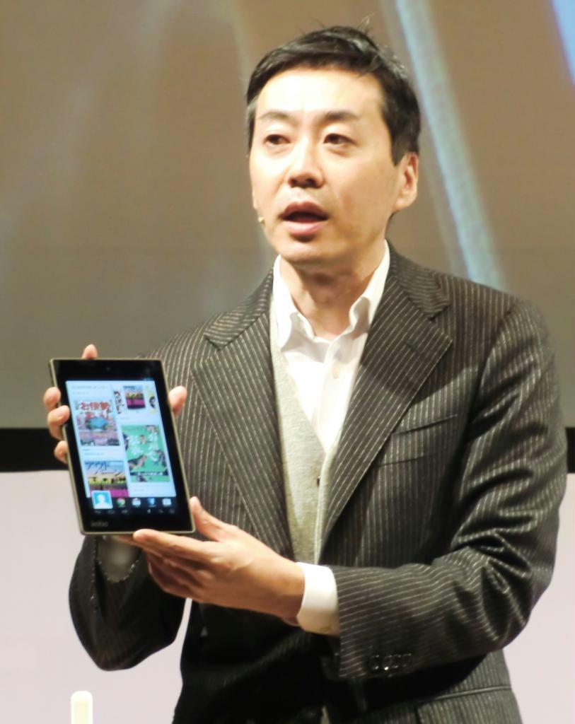 楽天の電子書籍新端末「ｋｏｂｏＡｒｃ７ＨＤ」を説明する担当役員の舟木徹氏＝２６日、東京都中央区
