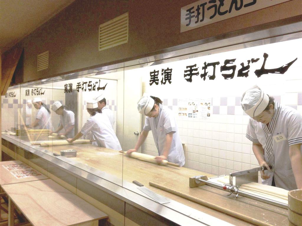 疑似店舗で手打ちうどんに挑戦する新入社員（グルメ杵屋提供）