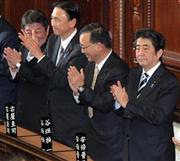 衆院本会議で特定秘密保護法案が与党とみんなの党などの賛成多数で可決。拍手をする安倍晋三（しんぞう）首相（右）ら＝２０１３年１１月２６日午後、国会・衆院本会議場（宮崎裕士撮影）