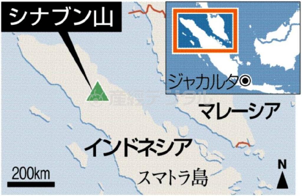 インドネシア・北スマトラ州カロ県のシナブン山（標高２４６０メートル、スマトラ島）。２０１３年１１月中旬に噴火