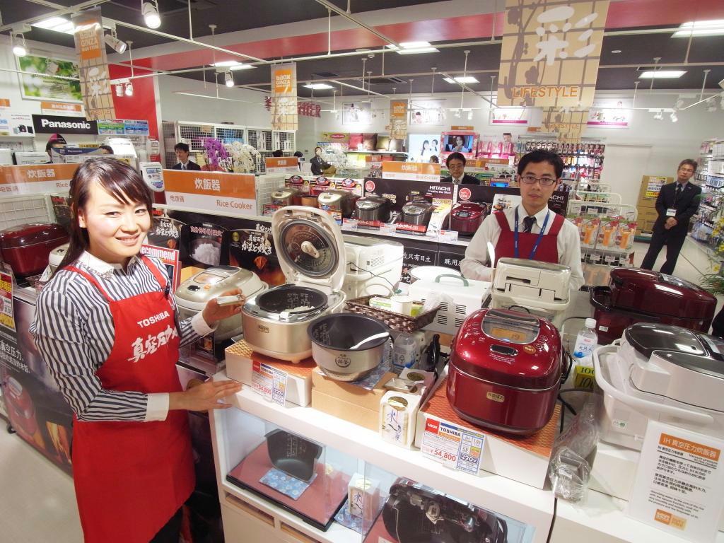 東京・銀座にオープンする「ラオックス銀座本店」の内覧会が２７日開かれた。海外からの観光客に人気の炊飯器などを扱う大型免税専門店＝東京都中央区