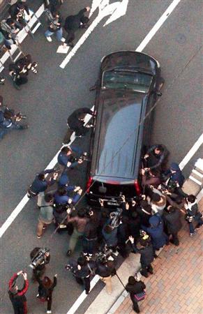 関西写真記者協会賞ニュース部門銀賞を受賞した「角田美代子容疑者送検」