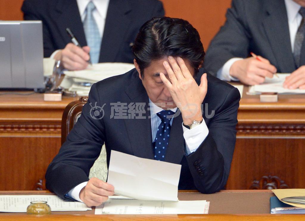 参院本会議に臨む安倍晋三（しんぞう）首相＝２０１３年１１月２７日午前、国会・参院本会議場（酒巻俊介撮影）