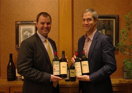 米カリフォルニアのダックホーン・ワイン・カンパニー、ピート・プリジビリンスキー上級副社長（右）とビル・ナンカロウ・チーフワインメーカー＝２０１３年１１月１６日、東京都中央区（青木冨美子さん提供）