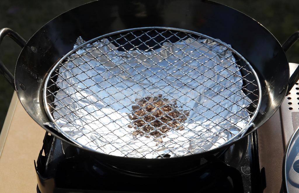 （手順２）網を乗せる。★ポイント＝チップと網の距離が近いといがらっぽくなる。なるべく高さが出るようなサイズのものを選ぶ