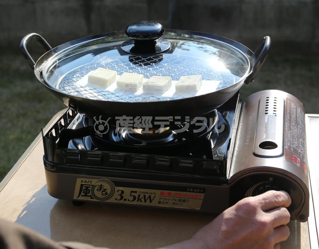 （手順４）蓋をして火を付ける。煙が出るまでは強火に（宮崎裕士撮影）