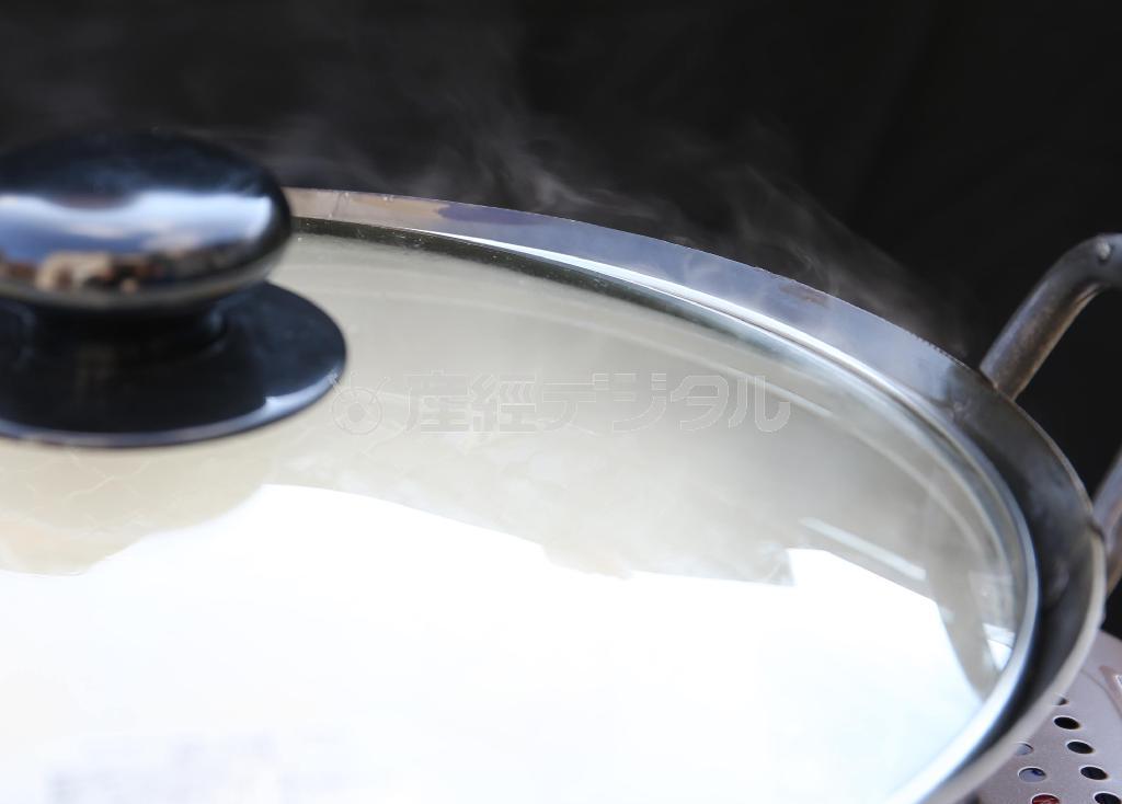 （手順５）煙が出始めたらごく弱火に。ここからキッチンタイマーで１０分間計る。★ポイント＝屋外やベランダで燻製する場合、火が通りにくい場合があるので時間はあくまで目安。ただし燻製時間が長すぎるといがらっぽくなってしまうので注意