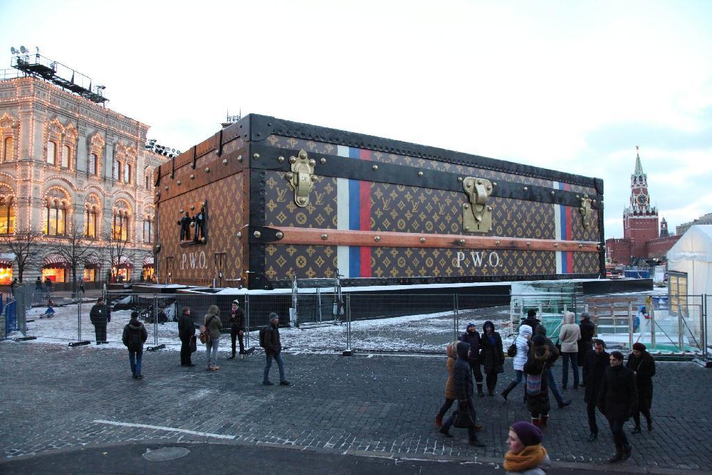 ２７日、モスクワ中心部の赤の広場で撤去作業が始まった「ルイ・ヴィトン」のスーツケース型の巨大展示場（佐々木正明撮影）