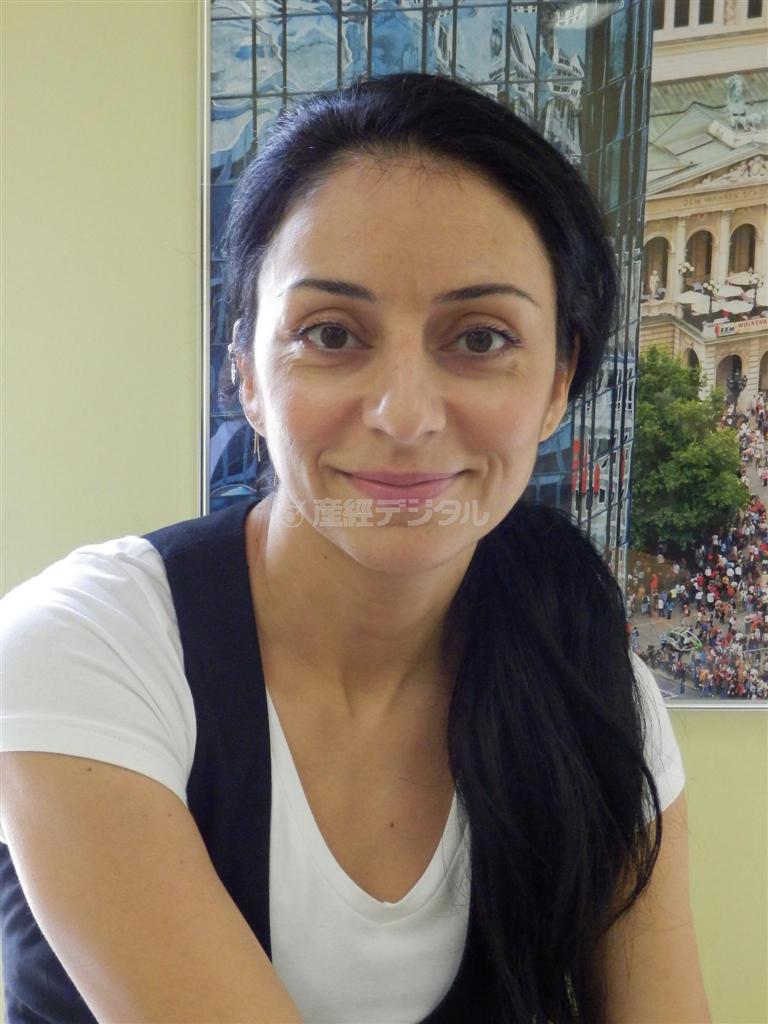 「素人の子供がプロの子役に『お前は最低の役者だ』と言って泣かせたり、プロの子役が撮影の仕直しを面倒くさがってやらなかったり、撮影は修羅場でした」と苦笑いするヤセミン・サムデレリ監督（エスパース・サロウ提供）