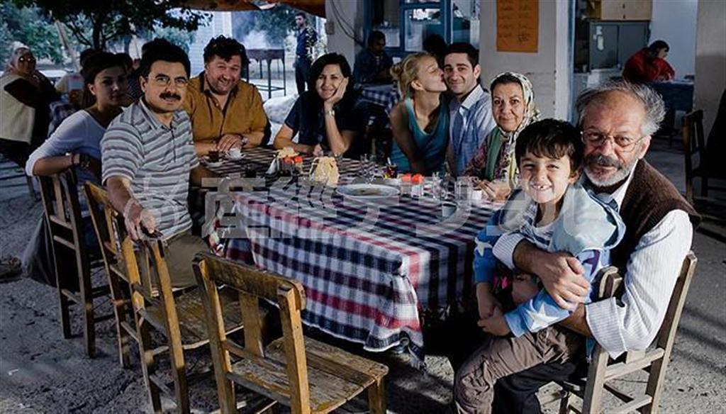 【かざすンＡＲ（視聴無料）】映画「おじいちゃんの里帰り」（ヤセミン・サムデレリ監督）。１１月３０日公開（エスパース・サロウ）。（Ｃ）２０１１－Ｃｏｎｃｏｒｄｅ＿Ｆｉｌｍｓ