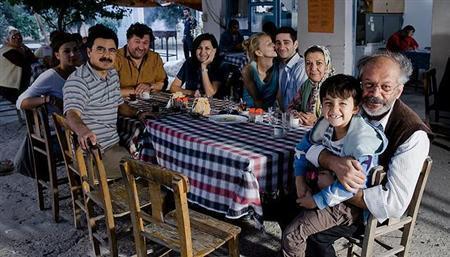 【かざすンＡＲ（視聴無料）】映画「おじいちゃんの里帰り」（ヤセミン・サムデレリ監督）。１１月３０日公開（エスパース・サロウ）。（Ｃ）２０１１－Ｃｏｎｃｏｒｄｅ＿Ｆｉｌｍｓ