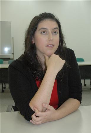 「ビザが取れたのでもう１度中国へ行ってアイ・ウェイウェイを追いかけたい」と語るアリソン・クレイマン監督＝２０１３年１０月１６日、東京都新宿区（高橋天地撮影）