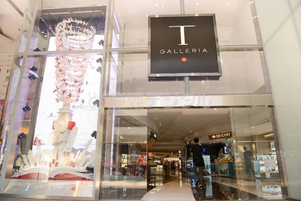 「Ｔギャラリア」とし生まれ変わった香港カントンロード店（旧ＤＦＳギャラリア）。新しいロゴの「Ｔ」は飛行機の翼をイメージしたデザインとなっている（提供写真）
