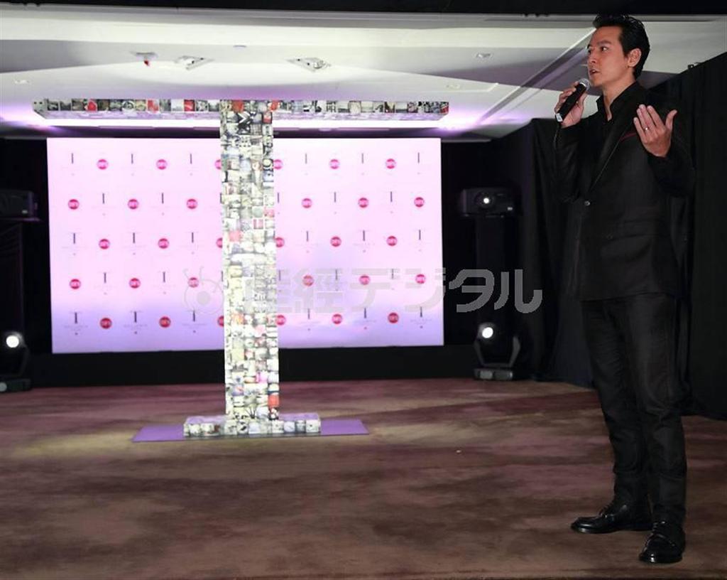 自身がデザインしたＴ字型モニュメントを披露するダニエル・ウー。夫人と出合った旅をモチーフに制作された（提供写真）