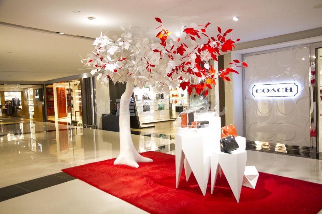 Ｆａｌｌ／Ｗｉｎｔｅｒ２０１３キャンペーンで飾られているペーパーアートは、唐の時代から紙をつくり続ける中国貴州石橋村の職人たちとのコラボレーションで完成した（提供写真）