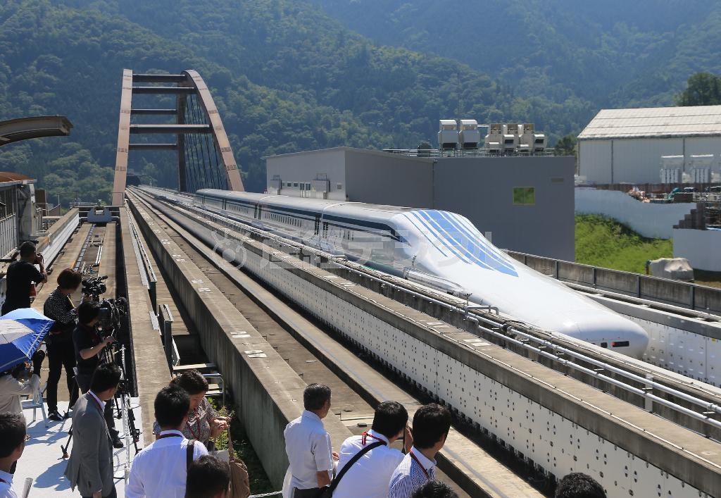 試験走行するリニアの新型車両