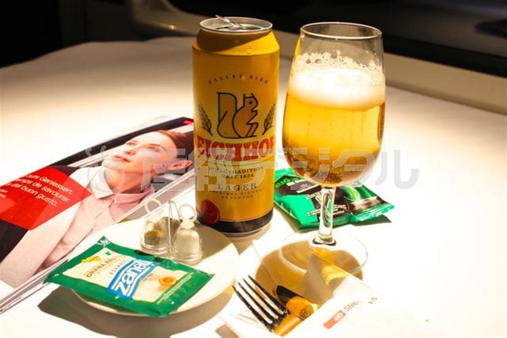 スイス産のビールは、かわいいパッケージデザインが多い。プレッツェルのおつまみ小袋つきで５．６０スイスフラン（約６０５円）