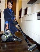 パナソニックが１０月に発売したハイブリッド掃除機。コードの届かない場所でも使用できる