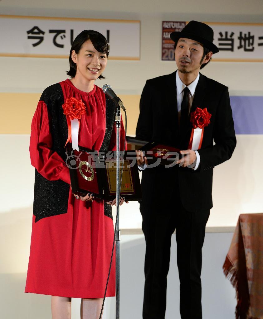 「じぇじぇじぇ」で年間大賞を受賞した女優の能年玲奈さん（左）とドラマ原作者の宮藤官九郎さん（右）＝２日午後、東京都千代田区（撮影・大橋純人）