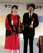 「じぇじぇじぇ」で年間大賞を受賞した女優の能年玲奈さん（左）とドラマ原作者の宮藤官九郎さん（右）＝２日午後、東京都千代田区（撮影・大橋純人）