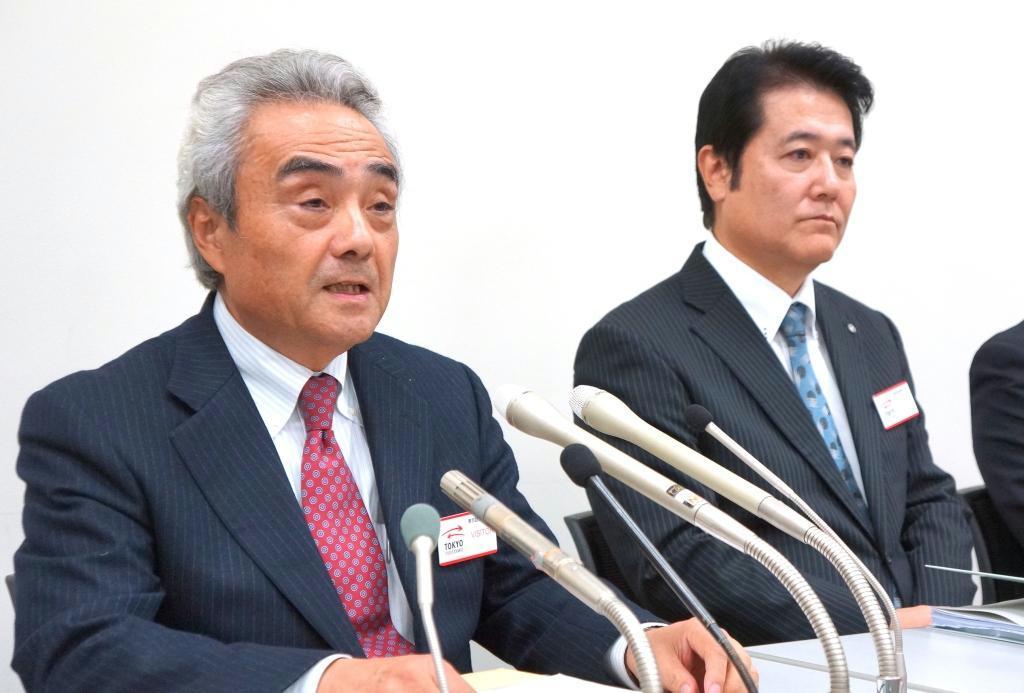 記者会見に臨むセブン＆アイ・ホールディングスの村田紀敏社長（左）とニッセンホールディングスの佐村信哉社長＝２日、東京都中央区