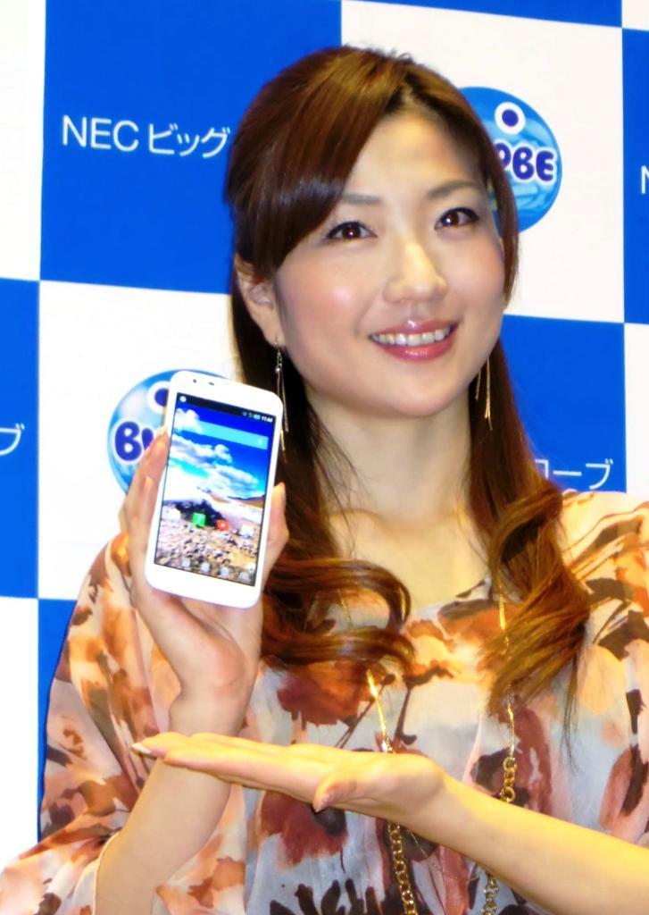 ＮＥＣビッグローブが来年２月に発売する「Ｗｉ－Ｆｉほぼスマホ」＝２日、東京都千代田区