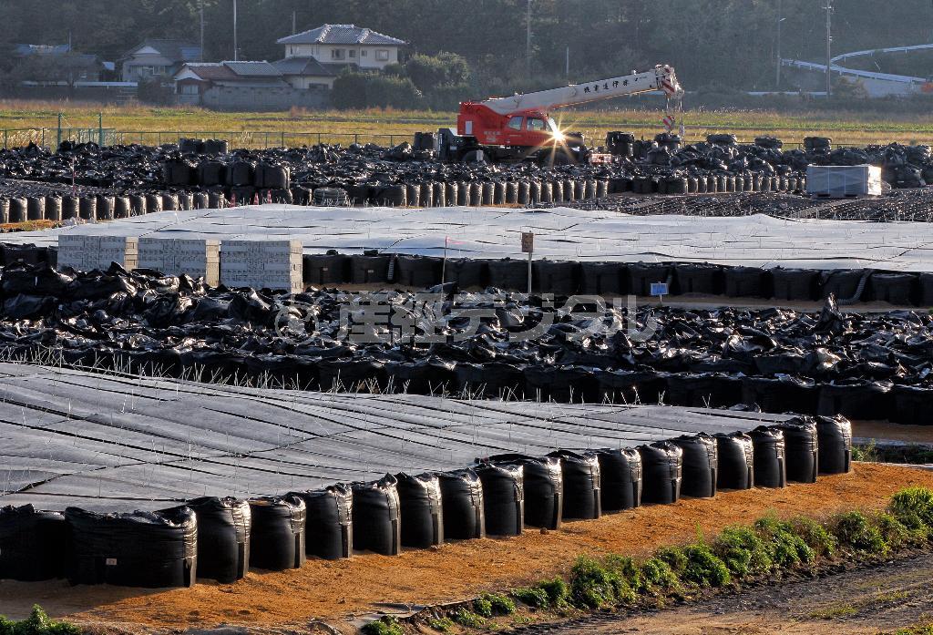 福島県双葉郡楢葉町内の除染で出た土や雑草などを保管する仮置き場。町内では除染廃棄物の中間貯蔵施設の建設はすすでいない＝２０１３年１１月１７日（早坂洋祐撮影）