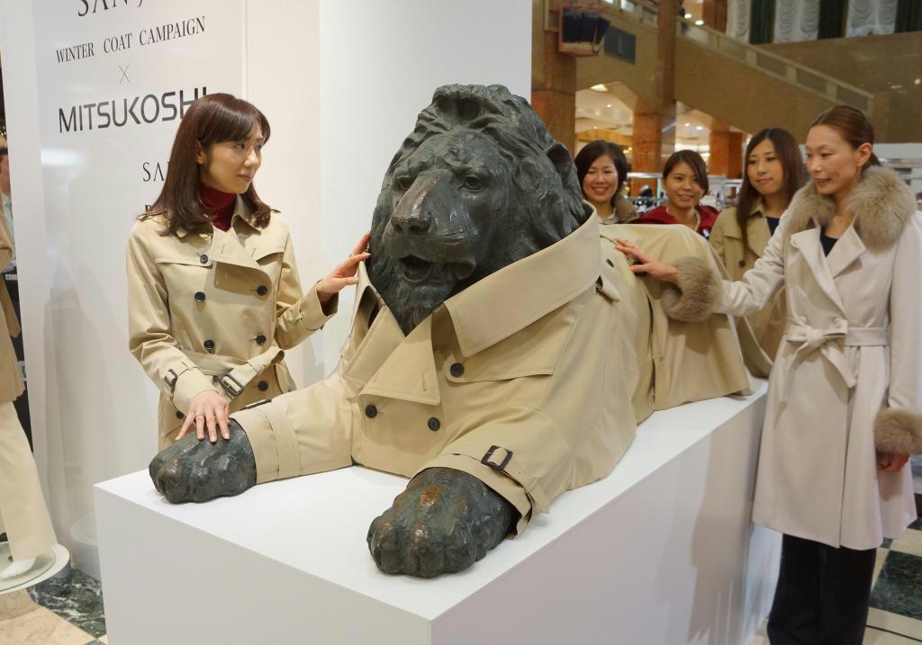 コート姿を披露した三越のライオン像＝４日、東京都中央区