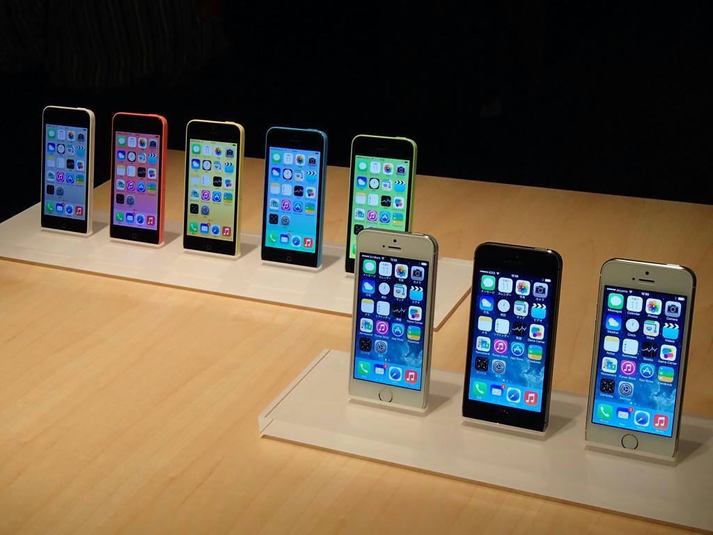 アップルのスマートフォン「ｉＰｈｏｎｅ５ｓ」（右手前）と「ｉＰｈｏｎｅ５ｃ」（左奥）