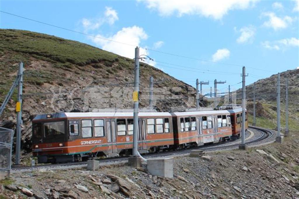 ゴルナーグラート駅から、ローテンボーデン駅に向かって駆け下りてくるゴルナーグラート・モンテローザ鉄道