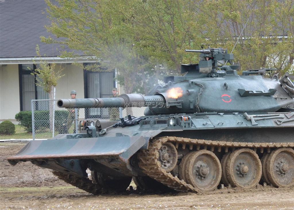 同軸機銃の空砲を撃つ７４式戦車