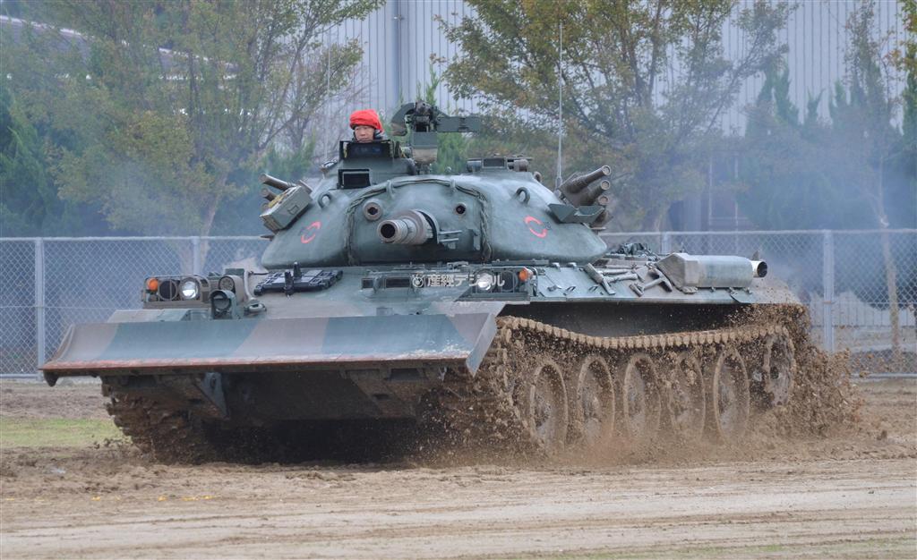 第１３戦車中隊の７４式戦車。戦後第２世代の主力戦車で、敵弾を逸らせる目的の傾斜装甲が特徴。車体前部にオプションの排土板（ドーザー）を装着している
