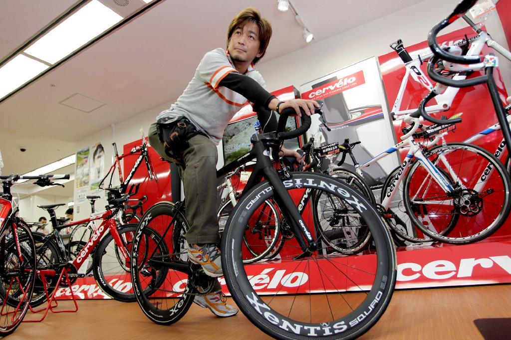 冷めない自転車ブーム。フレームだけで１４７万円、完成品は２２０万円という高級自転車も登場している＝大阪市中央区の「ベックオン」（村本聡撮影）