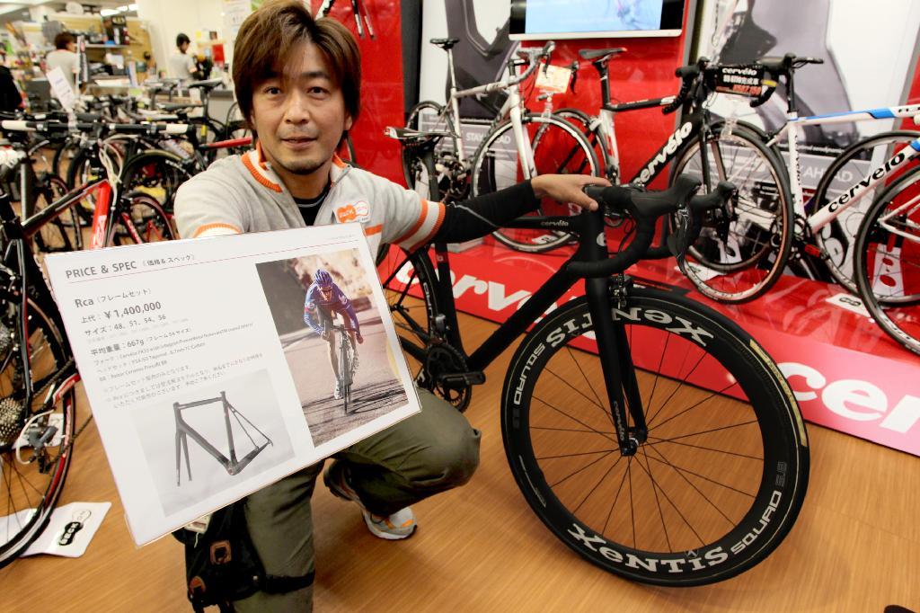 フレームだけで１４７万円、完成品になると２２０万円という超高級自転車＝大阪市中央区の「ベックオン」（村本聡撮影）