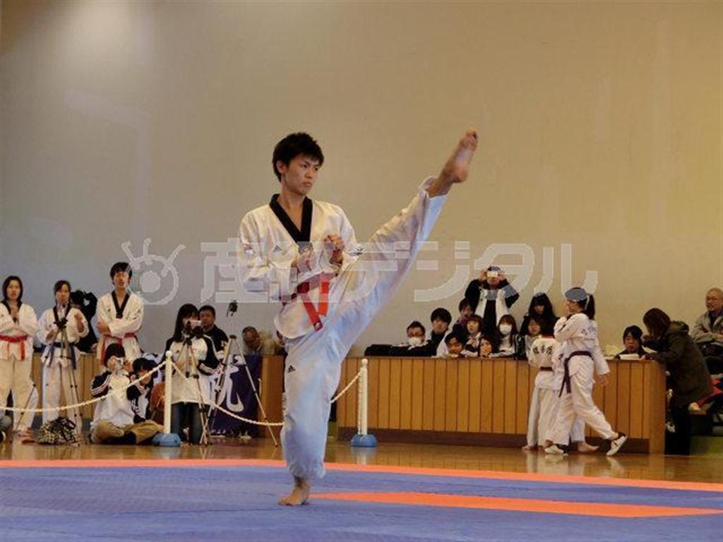 「型（プセム）」を競う大会で演武をする明大の選手＝２０１３（平成２５）年３月１０日（明治大学＿有志学生記者、安藤大貴撮影）