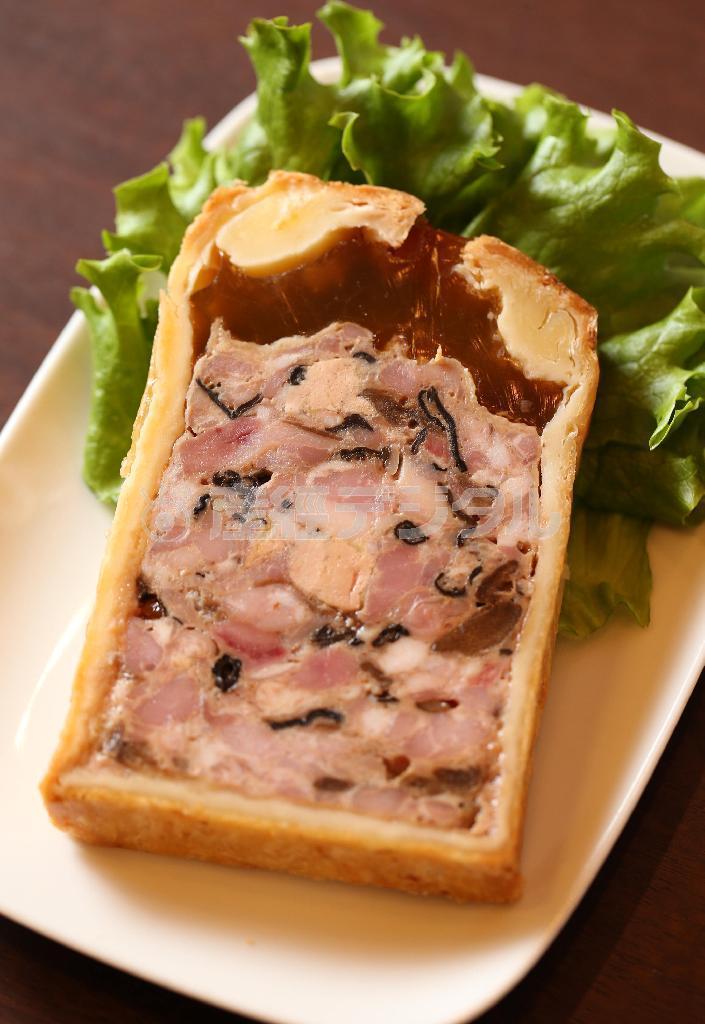 フォアグラと豚肉や鶏肉、鴨肉のパテがパイ包みされたフランスの古典的な前菜「パテ・アン・クルート」（１００グラム７５０円）は大人の味わい。もちろん、ワインやシャンパンとも好相性
