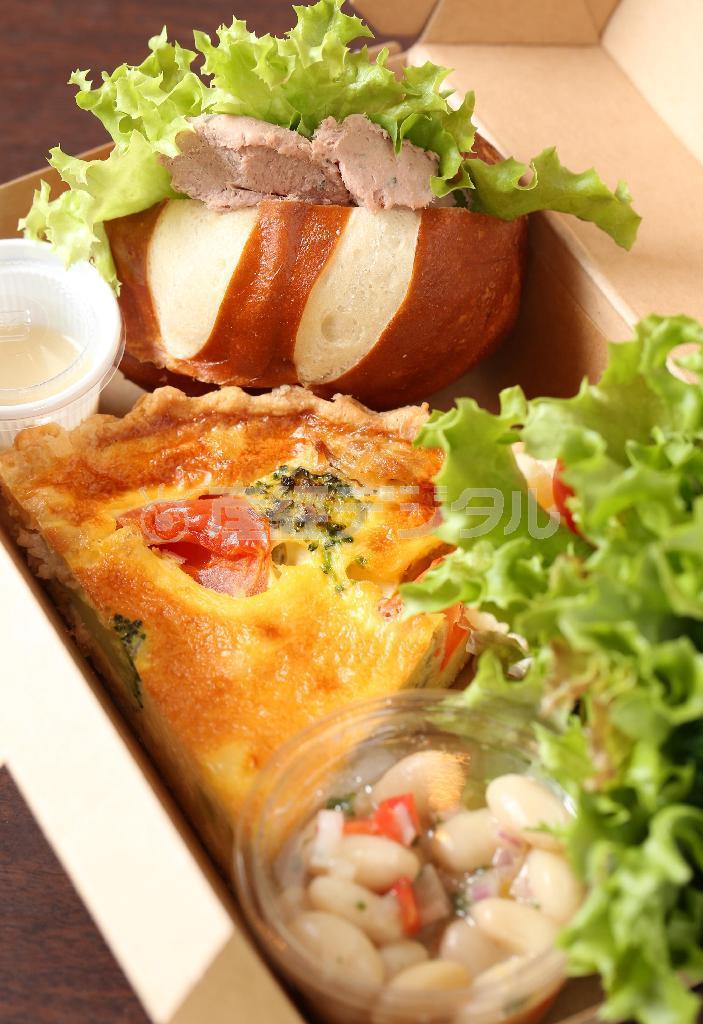 昼限定のランチボックス「キッシュランチ」（７００円）。白インゲンのサラダにキッシュ、パテのサンドイッチが詰められ、ボリュームもたっぷり。そのほか「ガレットランチ」や「スープランチ」などもある。