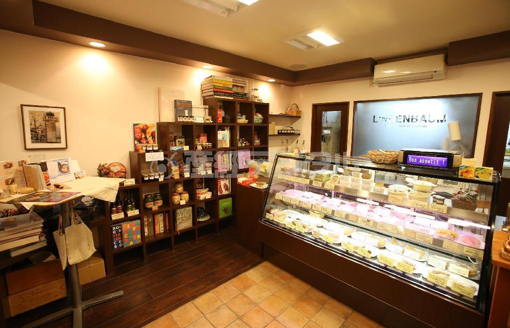 ソーセージやハム、フランス総菜がショーケースに並び、棚にはオリジナルのジャムやヨーロッパ各国から輸入された食材が並ぶ＝京都市左京区