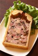 フォアグラと豚肉や鶏肉、鴨肉のパテがパイ包みされたフランスの古典的な前菜「パテ・アン・クルート」（１００グラム７５０円）は大人の味わい。もちろん、ワインやシャンパンとも好相性