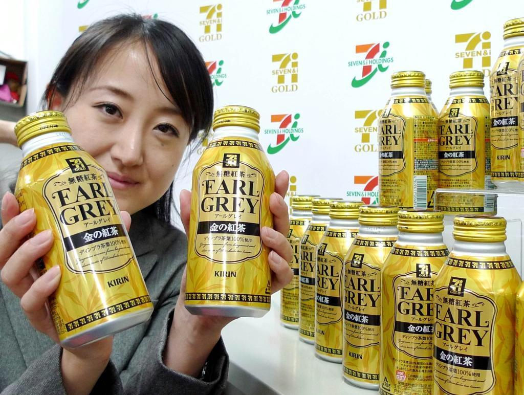 セブン＆アイ・ホールディングスとキリンビバレッジが共同開発した高級プライベートブランド「セブンゴールド金の紅茶アールグレイ」＝９日、東京都千代田区