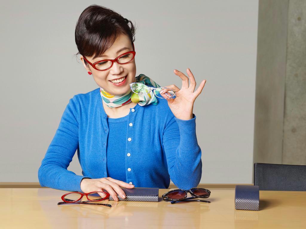 ＪＩＮＳと歌手の松任谷由実さんが共同企画した眼鏡