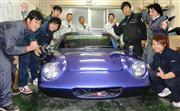 「ロータス・ヨーロッパ」を電気自動車によみがえらせた産業技術短期大の学生ら＝兵庫県尼崎市
