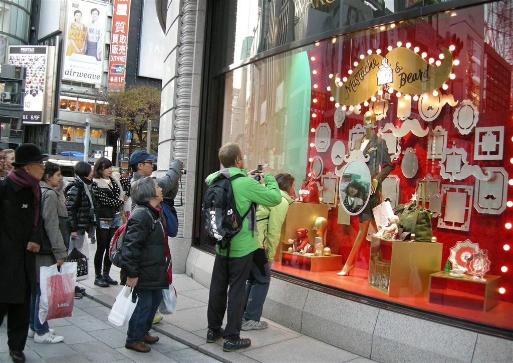 クリスマスを前に買い物客でにぎわう東京・銀座。外国人の姿もめだつ＝東京都中央区（藤沢志穂子撮影）