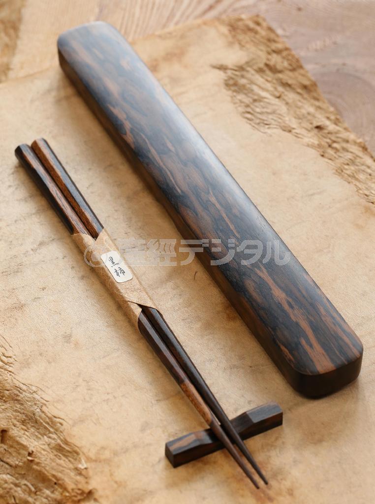 １万本に１本といわれる日本最高の木といわれる黒柿の箸（１万５５００円）と箸箱（１５万７５００円）、箸置（１０００円）。孔雀杢といわれる水墨画で描いたような日本的美しさを持つ