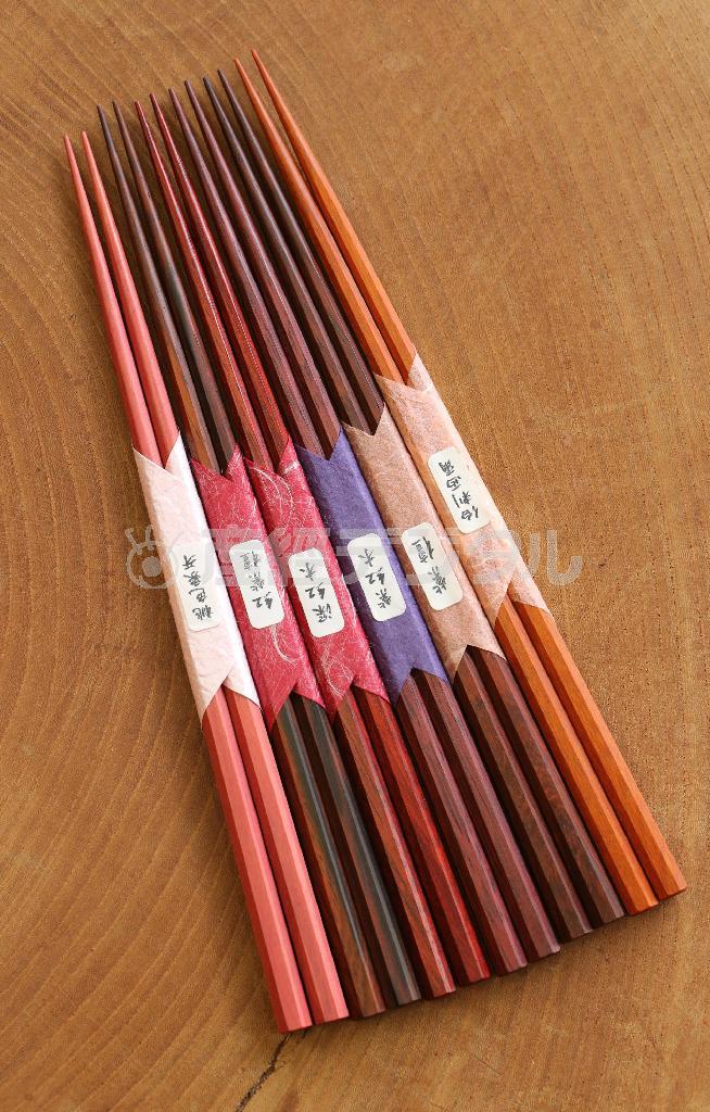 ローズウッドやピンクアイボリーなど女性らしい華やかな色味のお箸