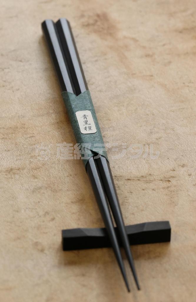 現在は輸出が厳しく規制され、幻の黒檀と呼ばれている稀少木材、青黒檀の箸（２万１５００円）と箸置（１２００円）